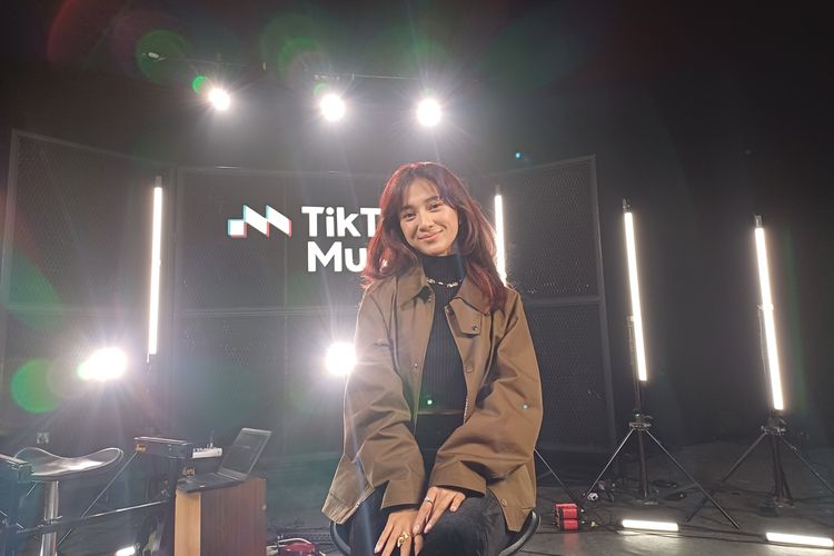 Rahmania Astrini di TikTok Music Live di daerah Cipayung, Jakarta Timur, Jumat (17/11/2023).