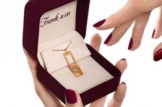 Kalung Emas dengan Inisial Huruf dari Frank & Co Tampil Modern