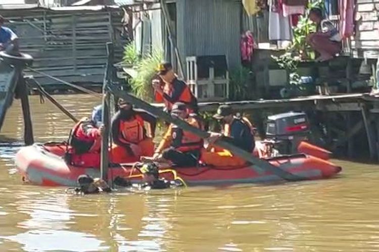 Tim SAR melakukan pencarian terhadap bocah 9 tahun yang hilang tenggelam di Kukar, Kaltim