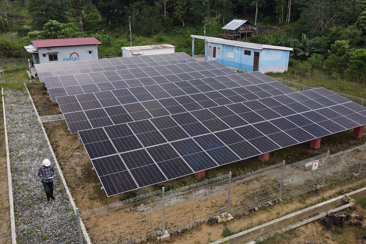 Penampakan atas pembangkit listrik tenaga surya (PLTS) di Desa Mata Redi, Sumba Tengah, Nusa Tenggara Timur (NTT), Jumat (9/5/2025). Desa Mata Redi mendapat hibah PLTS dari program bernama Menuju Transisi Energi Rendah Karbon Indonesia (Mentari), kerja sama antara pemerintah Inggris dan Indonesia. 