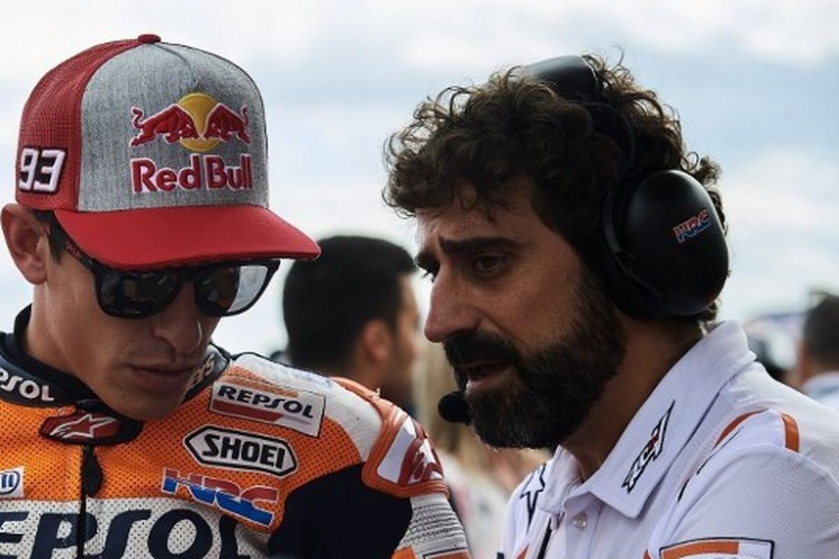 Marc Marquez (93) dari Spanyol dan Santi Hernandez dari Tim Repsol Honda di grid sebelum Gran Premio Michellin de Aragon 