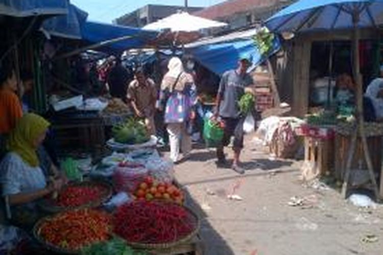 Aktivitas perekonomian di Pasar Johar mulai bergeliat. Para pedagang kaki lima (PKL) sudah mulai menjajakkan dagangannya, Selasa (12/5/2015)
