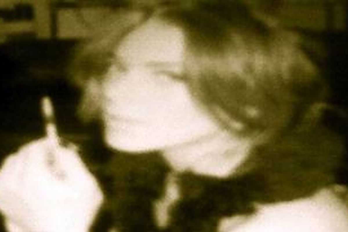 Dalam foto ini Lindsay Lohan memegang apa yang tampak seperti sebuah jarum suntik. 