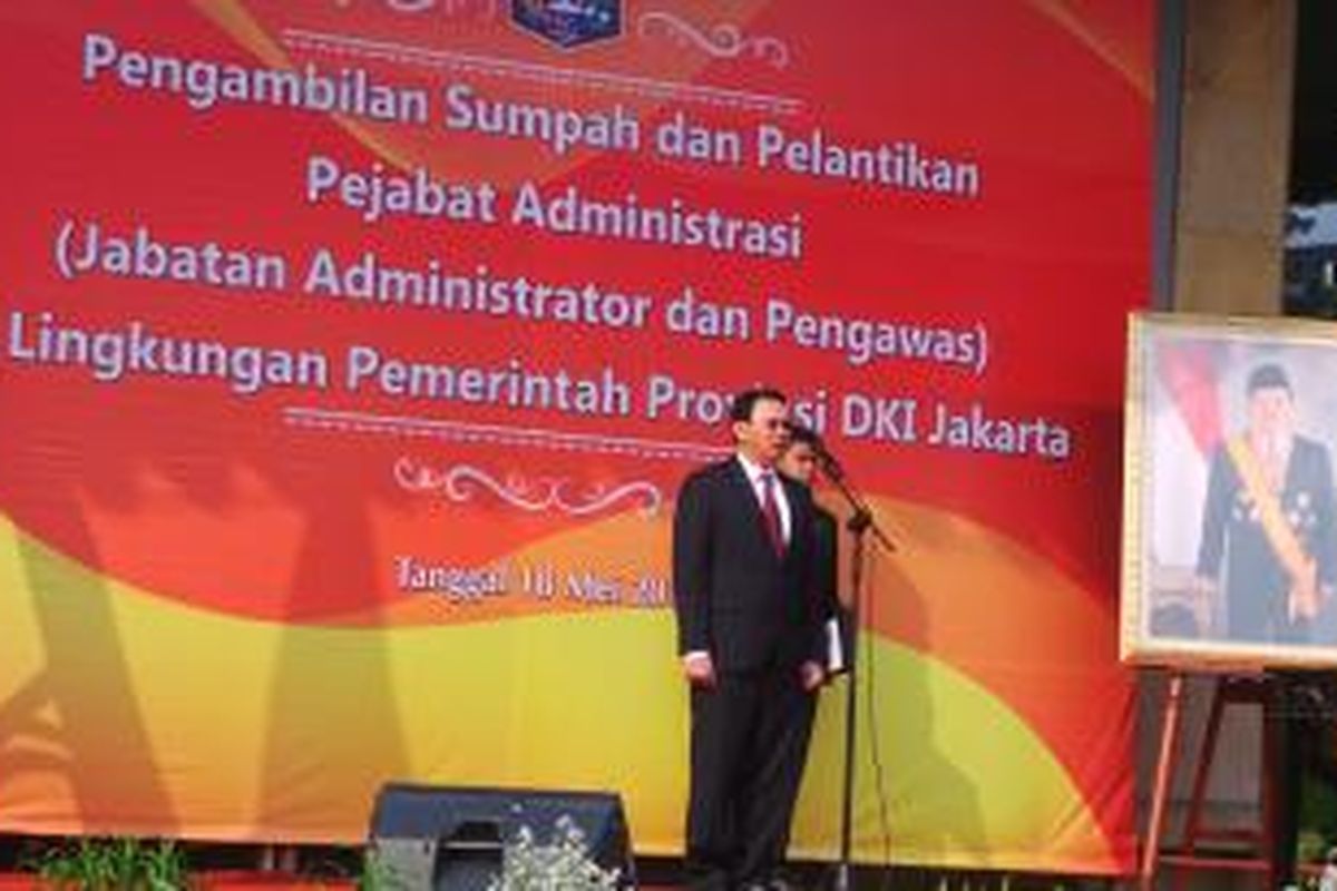 Gubernur DKI Jakarta Basuki Tjahaja Purnama saat melantik 649 pejabat eselon III dan IV di lingkungan Pemprov DKI Jakarta, di Balai Kota, Senin (18/5/2015). 