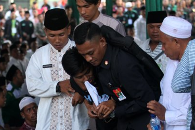 Dua mahasiswa yang mengaku dari BEM Universitas Riau diamankan oleh Pasukan Pengaman Presiden saat tiba-tiba berdiri dan berteriak Hidup Mahasiswa! sambil memperlihatkan sebuah kertas di sela-sela kata sambutan Presiden RI Joko Widodo saat Hari Ulang Tahun NU ke-92 di Halaman Masjid Agung An Nur Pekanbaru, Rabu (9/5/2018). Salah satu tulisan pada kertas tersebut berisi kalimat Tolak Perpanjangan Kontrak Chevron di Blok Rokan. Sedangkan dua mahasiswa itu menggunakan baju kaos bertuliskan: Hidup di Riau #TakSemanisJanjiJokowi. 
