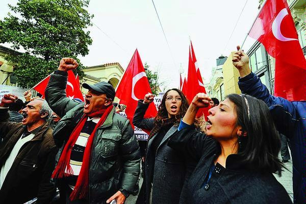 Anggota Partai Komunis Turki (TKP) mengecam Presiden Perancis Nicolas Sarkozy dalam unjuk rasa di depan Kantor Konsulat Perancis  di Istanbul, Rabu (24/1). Sehari sebelumnya, Senat Perancis dengan suara 127-86 meloloskan undang-undang yang akan menjatuhkan hukuman kepada siapa pun yang menyangkal terjadinya pembunuhan massal warga Armenia oleh pasukan Turki Ottoman tahun 1915 sebagai genosida. Sarkozy, yang berasal dari partai UMP yang mengajukan RUU tersebut, akan menandatanganinya menjadi UU.