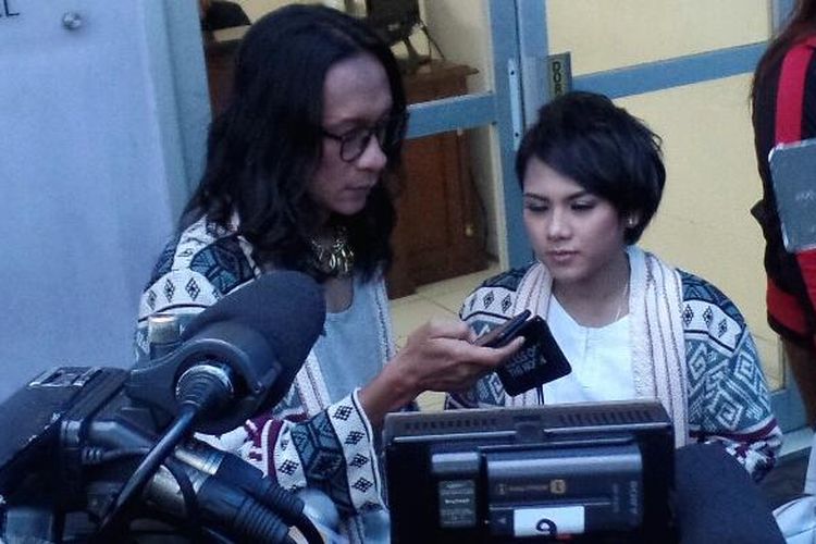 Pasangan selebritas Aming dan Evelyn bersiap meladeni wawancara di kawasan Tendean, Jakarta Selatan, Kamis (19/1/2017).