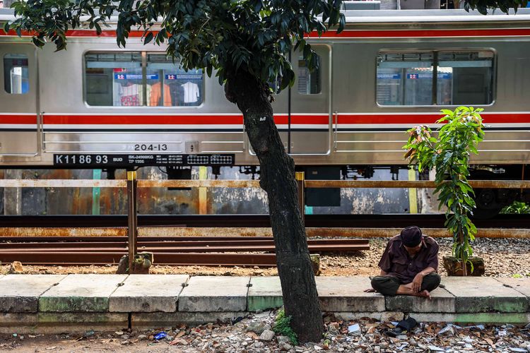 Warga beraktivitas di kawasan Manggarai, Jakarta Selatan, Selasa (8/3/2022). Koordinator Pemberlakuan Pembatasan Kegiatan Masyarakat (PPKM) Jawa dan Bali Luhut Binsar Pandjaitan menyatakan PPKM di wilayah aglomerasi Jabodetabek berstatus level 2 karena turunnya kasus konfirmasi harian di wilayah tersebut.