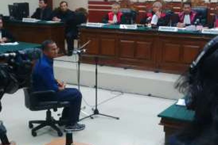 Dahlan Iskan saat sidang di Pengadilan Tipikor Surabaya, Selasa (13/12/2016)