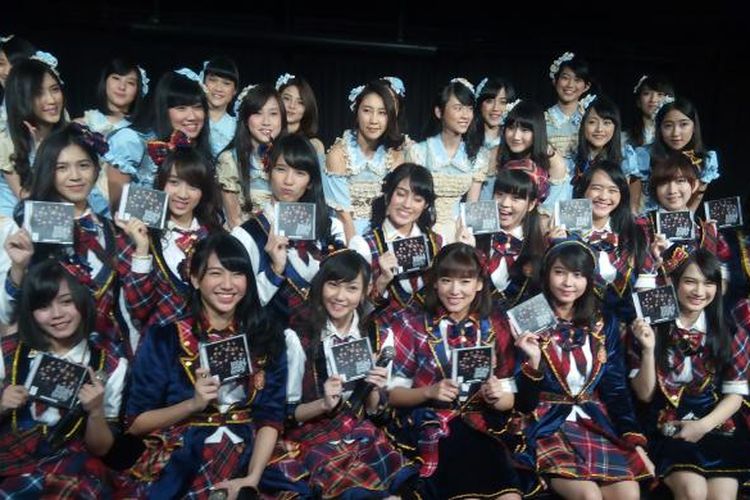 JKT48 diabadikan dalam peluncuran single terbarunya Refrain Penuh Harapan, di fX Plasa, Sudirman, Jakarta Pusat, Rabu (27/5/2015).