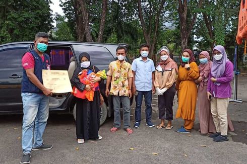 Negatif Covid-19, Ibu dan Bayi Laki-laki yang Dilahirkan di RSLI Surabaya Dijemput Keluarga