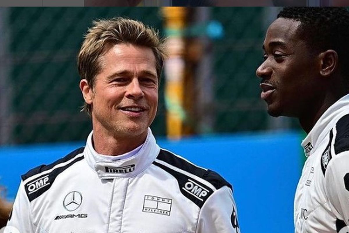 Brad Pitt mengenakan kostum F1 untuk film terbarunya