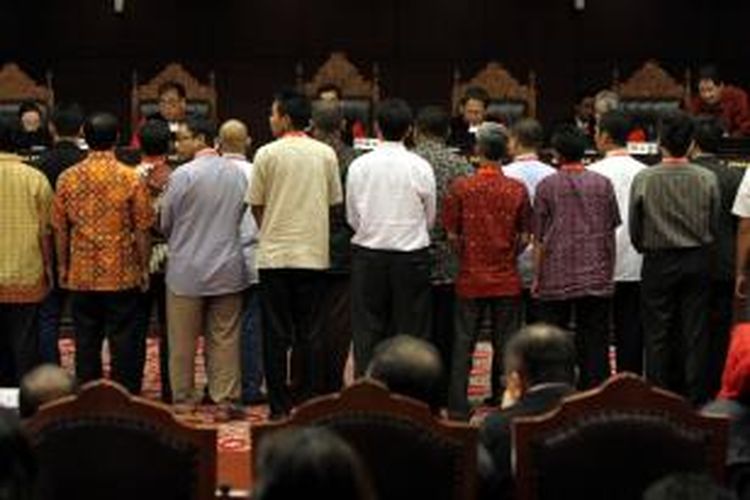 Sebanyak 25 saksi dari pihak Prabowo-Hatta saat sidang lanjutan gugatan Pilpres 2014 diambil sumpah di Gedung Mahkamah Konstitusi (MK), Jakarta Pusat, Jumat (8/8/2014). Agenda sidang kali ini adalah mendengarkan jawaban termohon, keterangan pihak terkait, dan Bawaslu, terkait gugatan hasil pilpres oleh pasangan Prabowo-Hatta serta saksi dari pihak pemohon.