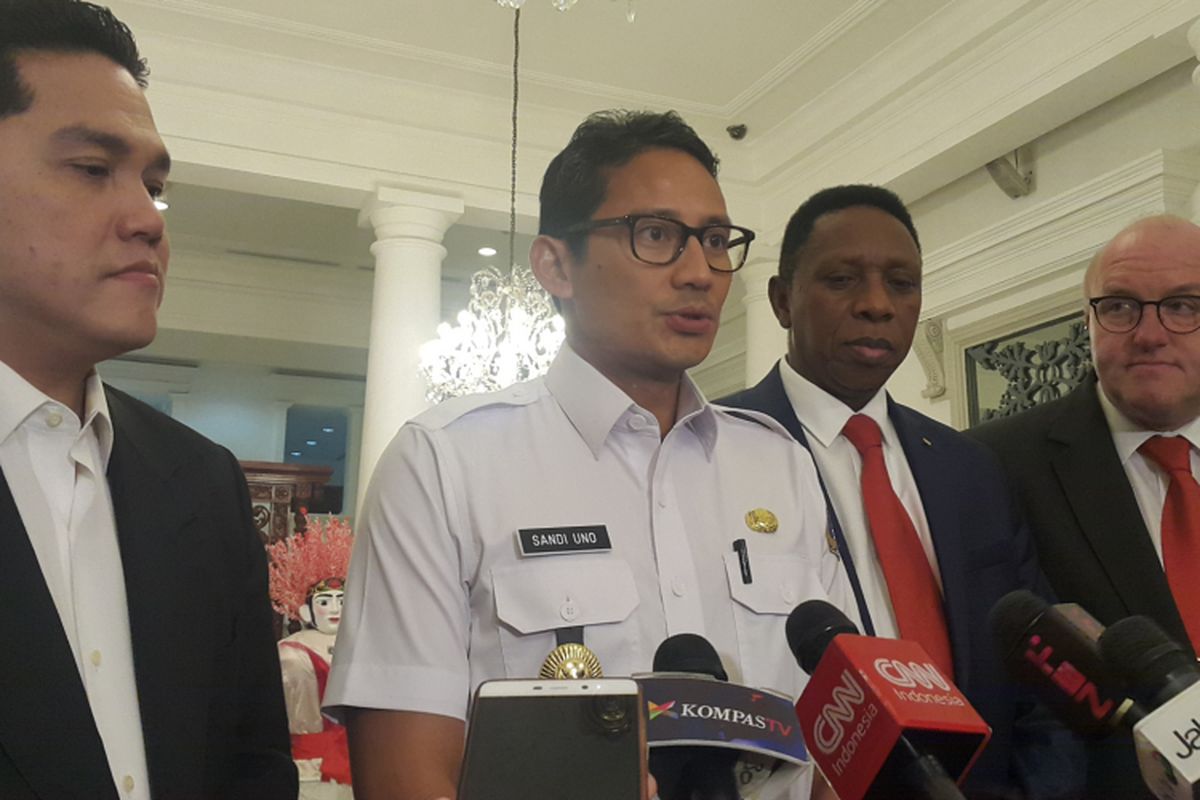 Wakil Gubernur DKI Jakarta Sandiaga Uno bersama delegasi Federation International Basketball Association (FIBA) di Balai Kota DKI Jakarta, Rabu (18/10/2017) malam.