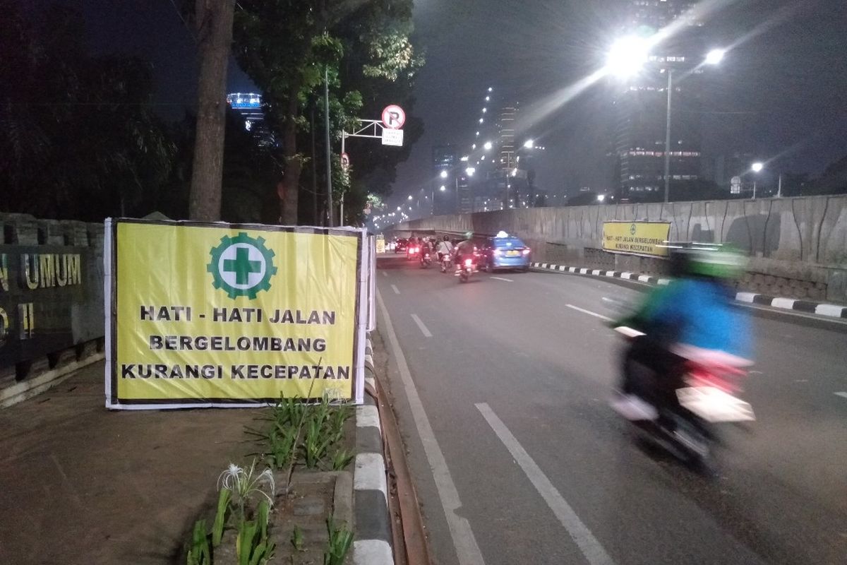 Jalan bergelombang di depan Puri Casablanca, Jakarta Selatan, Rabu (19/8/2019)