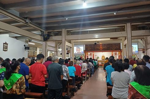 Jemaat Ramaikan Misa Kudus Paus Fransiskus Daring di Gereja Katolik Santa Maria De Fatima