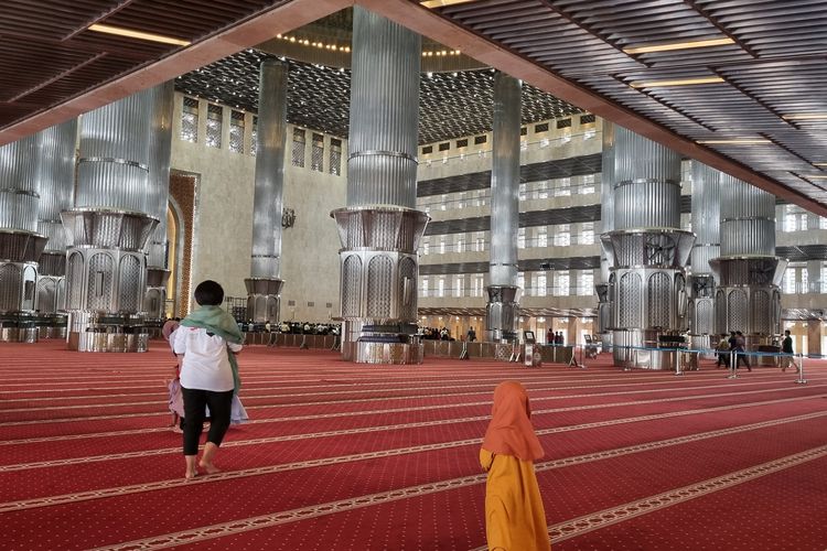 Pilar dalam Masjid Istiqlal yang berjumlah 12 pilar, menandakan hari kelahiran Nabi Muhammad SAW, 12 Rabiul Awal