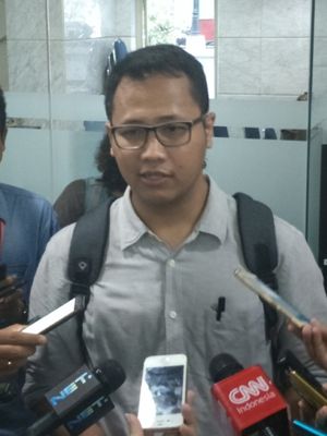 Aktivis ICW sekaligus anggota Koalisi Masyarakat Sipil Selamatkan KPK, Tama S Langkun saat memberikan keterangan pers terkait laporan dugaan pelanggaran kode etik oleh Ketua MK Arief Hidayat, di gedung MK, Jakarta Pusat, Rabu (6/12/2017).