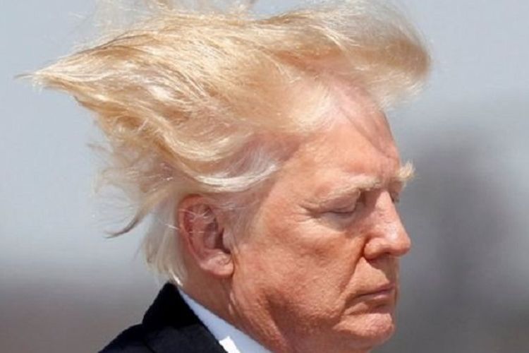 Presiden Amerika Serikat Donald Trump ketika rambutnya tertiup angin. Pemerintah AS menjadi sorotan karena berniat mengubah aturan soal pancuran setelah Trump mengeluh soal rambut.