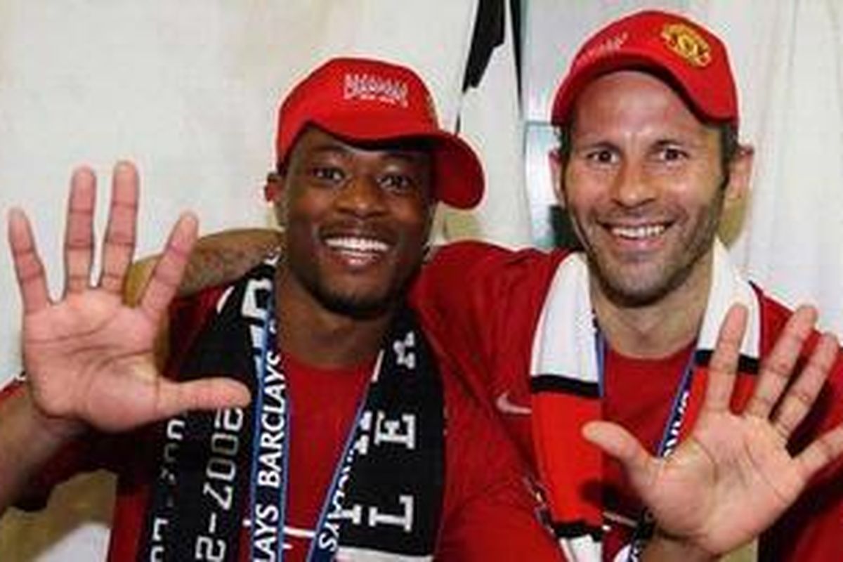 Dua penggawa Manchester United, Patrice Evra (kiri) dan Ryan Giggs.
