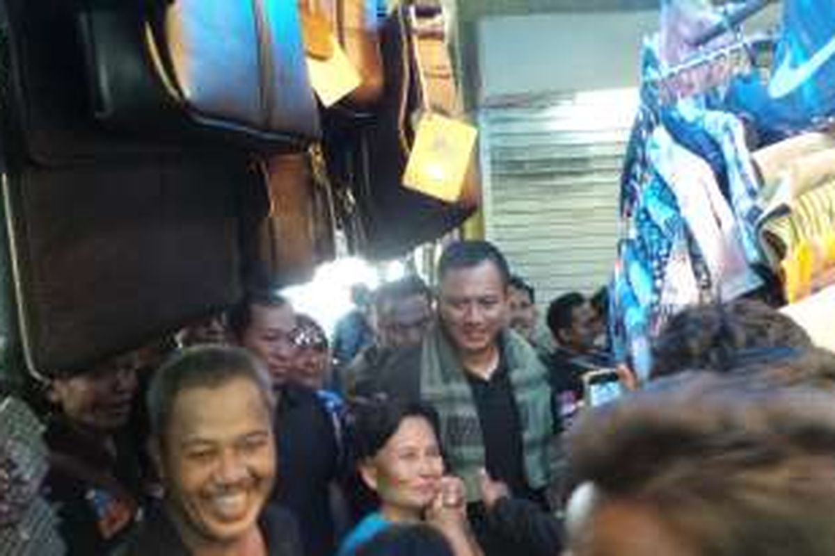 Calon gubernur DKI Jakarta Agus Harimurti Yudhoyono saat berkampanye di Pasar Ular, Koja, Jakarta Utara, Rabu (28/12/2016).