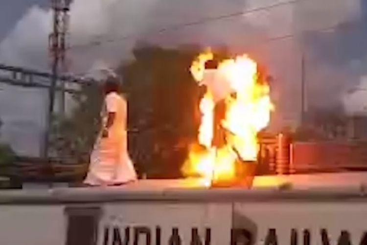 Tubuh Ranjit Kumar diselimuti api sesaat setelah tersengat listril dari kabel bertegangan tinggi di atas gerbong kereta.