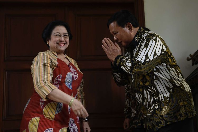 Ketua Umum Partai Gerindra Prabowo Subianto (kanan) berpamitan kepada Ketua Umum PDI Perjuangan Megawati Soekarnoputri (tengah) usai menggelar pertemuan tertutup di Jakarta, Rabu (24/7/2019). Pertemuan kedua tokoh nasional bersama sejumlah elit Partai Gerindra dan PDI Perjuangan tersebut dalam rangka silaturahmi pasca Pemilu Presiden 2019.