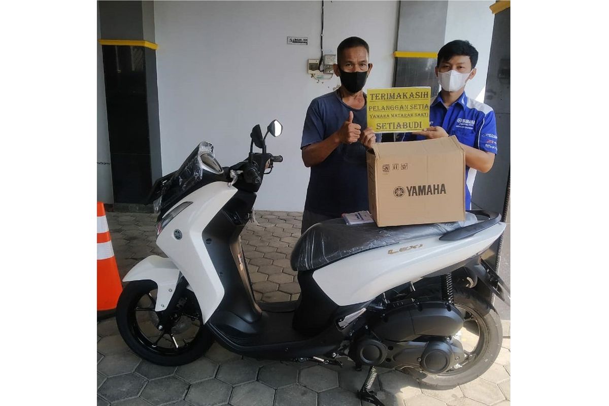 Daniel Budi membeli satu unit sepeda motor Yamaha Lexi 125 menggunakan uang tunai.