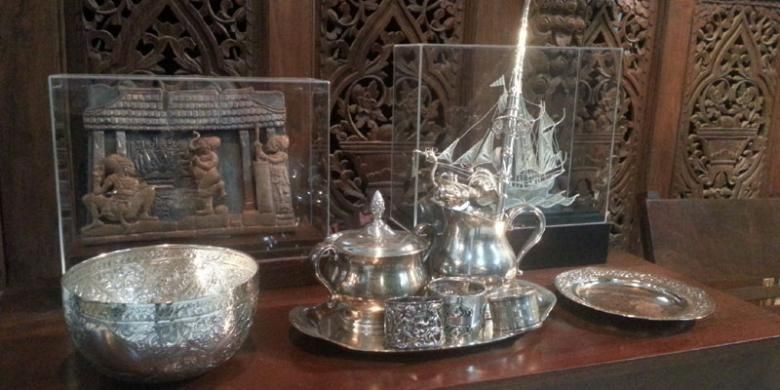Peralatan makan dan hiasan dari perak yang menjadi penghasilan utama warga Kotagede, Yogyakarta.