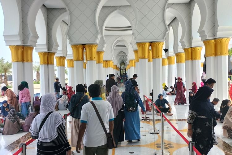 Jamaah yang sedang berada di Masjid Raya Sheikh Zayed Solo, Jawa Tengah pada Rabu (22/3/2023).