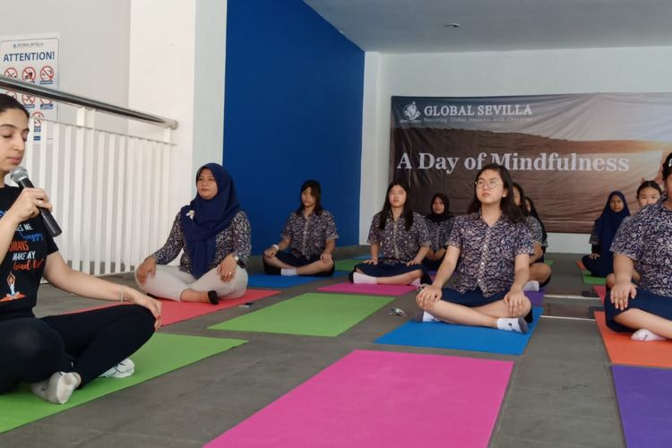 Kegiatan mindfulness yoga yang dilakukan siswa SMA dalam A Day of Mindfulness digelar serentak Global Sevilla School unit Puri Indah dan Pulomas, Jakarta (8/10/2019).