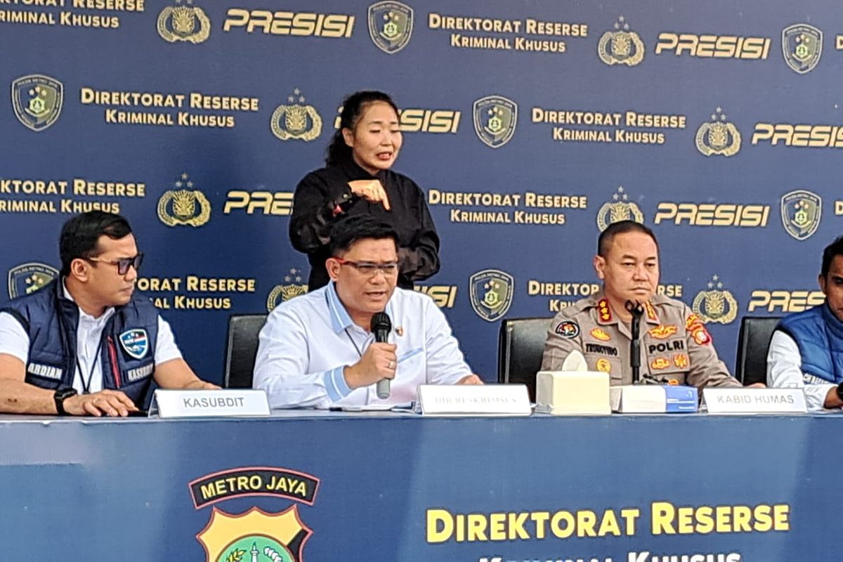 Dirkrimsus Polda Metro Jaya Kombes Ade Safri Simanjuntak (tengah) saat konferensi pers, Senin (14/8/2023).