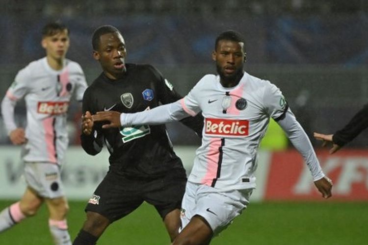 Aksi Georginio Wijnaldum dalam laga Vannes vs PSG pada babak 16 besar Coupe de France di Stadion De la Rabine, Selasa (4/1/2022) dini hari WIB. Pada laga tersebut, PSG menang dengan skor 4-0.