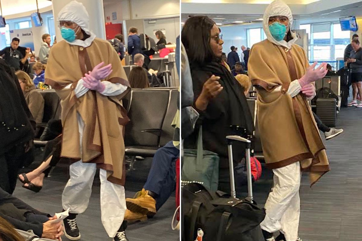 Naomi Campbell bersiap menaiki pesawat dengan tujuan New York City dari Los Angeles dengan memakai setelah hazmat, masker N95, dan sarung tangan.