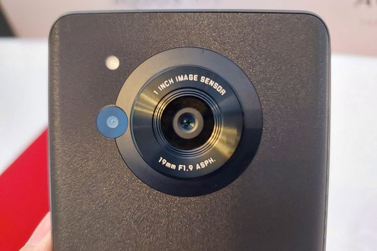 Bagian punggung Sharp Aquos R7s memuat sensor 1 inci dengan kamera 47,2 MP