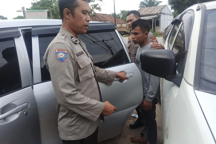 Petugas Polsek Langgam saat mengamankan pelaku tabrak lari yang mengakibatkan dua orang korban tewas, di Kecamatan Langgam, Kabupaten Pelalawan, Riau, Selasa (14/11/2023).