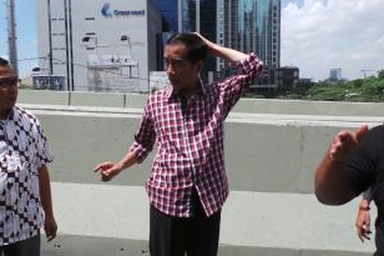 Gubernur DKI Jakarta Joko Widodo saat meninjau penyelesaian pengerjaan jalan layang non tol (JLNT) Kampung Melayu-Tanah Abang, Kamis (26/12/2013).