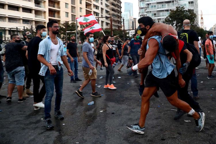 Seorang pengunjuk rasa yang terluka dievakuasi saat protes menyusul ledakan yang terjadi pada hari Selasa, di Beirut, Lebanon, Sabtu (8/8/2020). Unjuk rasa tersebut merupakan bentuk kemarahan warga kepada pemerintah Lebanon yang dianggap lalai, menyusul ledakan besar di Beirut pada 4 Agustus lalu yang merenggut ratusan korban jiwa.