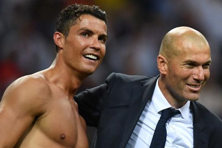 Cristiano Ronaldo bersukacita bersama pelatihnya, Zinedine Zidane, usai merengkuh gelar Liga Champions 2015-2016 di Stadion San Siro, Milan, pada Sabtu (28/5/2016).