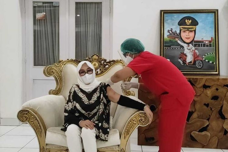 Bupati Grobogan Akhirnya Divaksin, Sempat Tertunda karena Tensi Darah Tinggi
