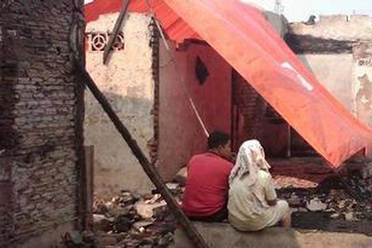 Supriyatin (47) dan suaminya, Ibrahim (46) bersantai di depan tenda darurat yang didirikannya persis di atas puing rumahnya yang hangus terbakar di Jembatan Hitam, Kelurahan Pekojan, Kecamatan Tambora, Jakarta Barat. Pada Sabtu (28/7/2012) siang lalu, api melalap habis 203 rumah. Sebanyak 1.350 warga terpaksa kehilangan tempat tinggal dan harta bendanya.