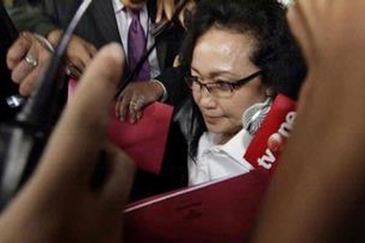 Hakim Ad Hoc Pengadilan Tindak Pidana Korupsi (Tipikor) Semarang Kartini Juliana Mandalena Marpaung meninggalkan Gedung Komisi Pemberantasan Korupsi, Kamis (23/8/2012). 