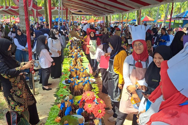Bupati Kaur, Bengkulu, Lismidianto menerima sertifikat Muri, sate gurita terbanyak di dunia 10.500 tusuk. Peserta memasak sate berasal dari sejumlah masyarakat di Kabupaten Kaur ikut memeriahkan Festival Gurita 2022
