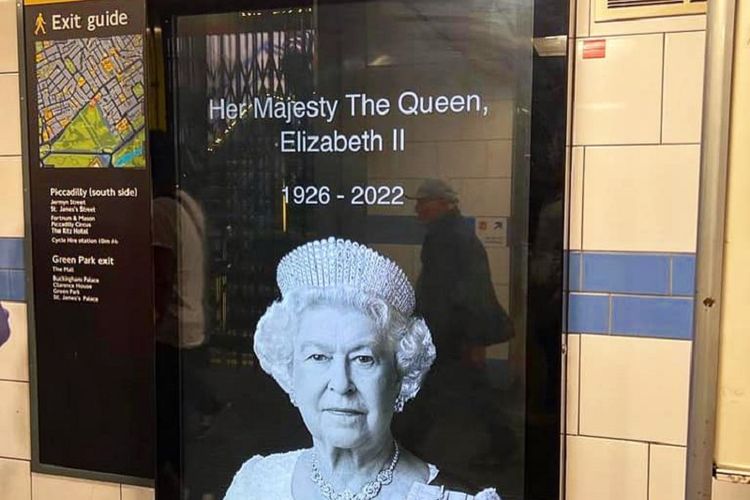 Foto Ratu Inggris Elizabeth II yang wafat Kamis (8/9/2022) waktu setempat terpasang di stasiun Tube St James Park, jantung ibu kota London, distrik Westminster, Jumat (9/9/2022). Masa berkabung Inggris akan berlangsung hingga tujuh hari setelah pemakaman Ratu Elizabeth II.