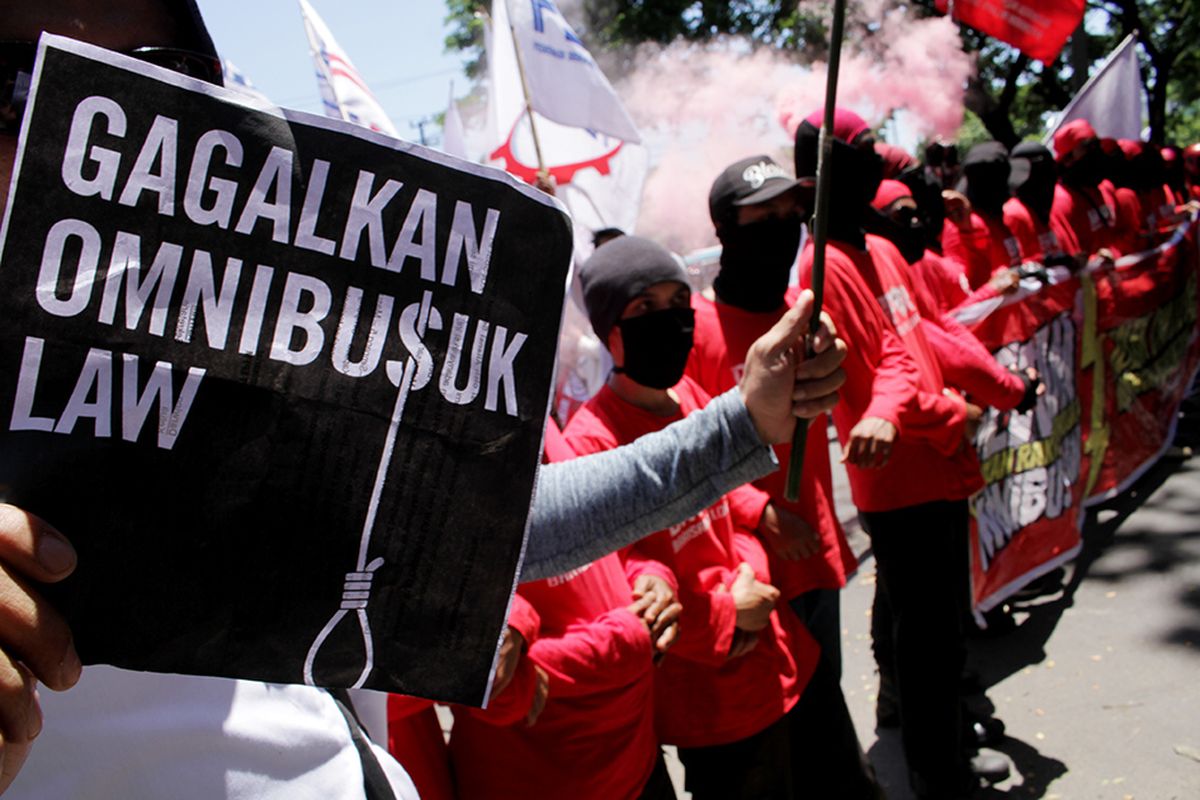 Sejumlah buruh dan mahasiswa yang tergabung dalam Gerakan Rakyat Menolak (GERAM) melakukan aksi unjuk rasa di Makassar, Sulawesi Selatan, Rabu (11/3/2020). Dalam aksinya mereka menolak Rancangan Undang-Undang (RUU) Omnibus Law Cipta Kerja yang dinilai merugikan kaum buruh.
