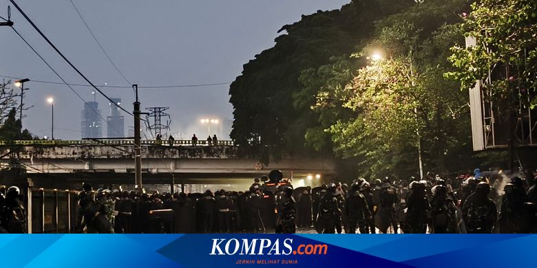 Pelajar STM yang Ikut Demo 25 Agustus Serang Polisi di Kolong Flyover Pejompongan
