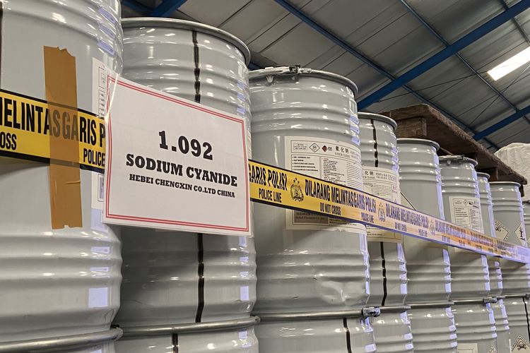 Bareskrim Polri bersama Polda Jawa Timur mengungkap kasus tindak pidana perdagangan bahan kimia berbahaya sianida yang disimpan di Surabaya dan Pasuruan, Kamis (8/5/2025)