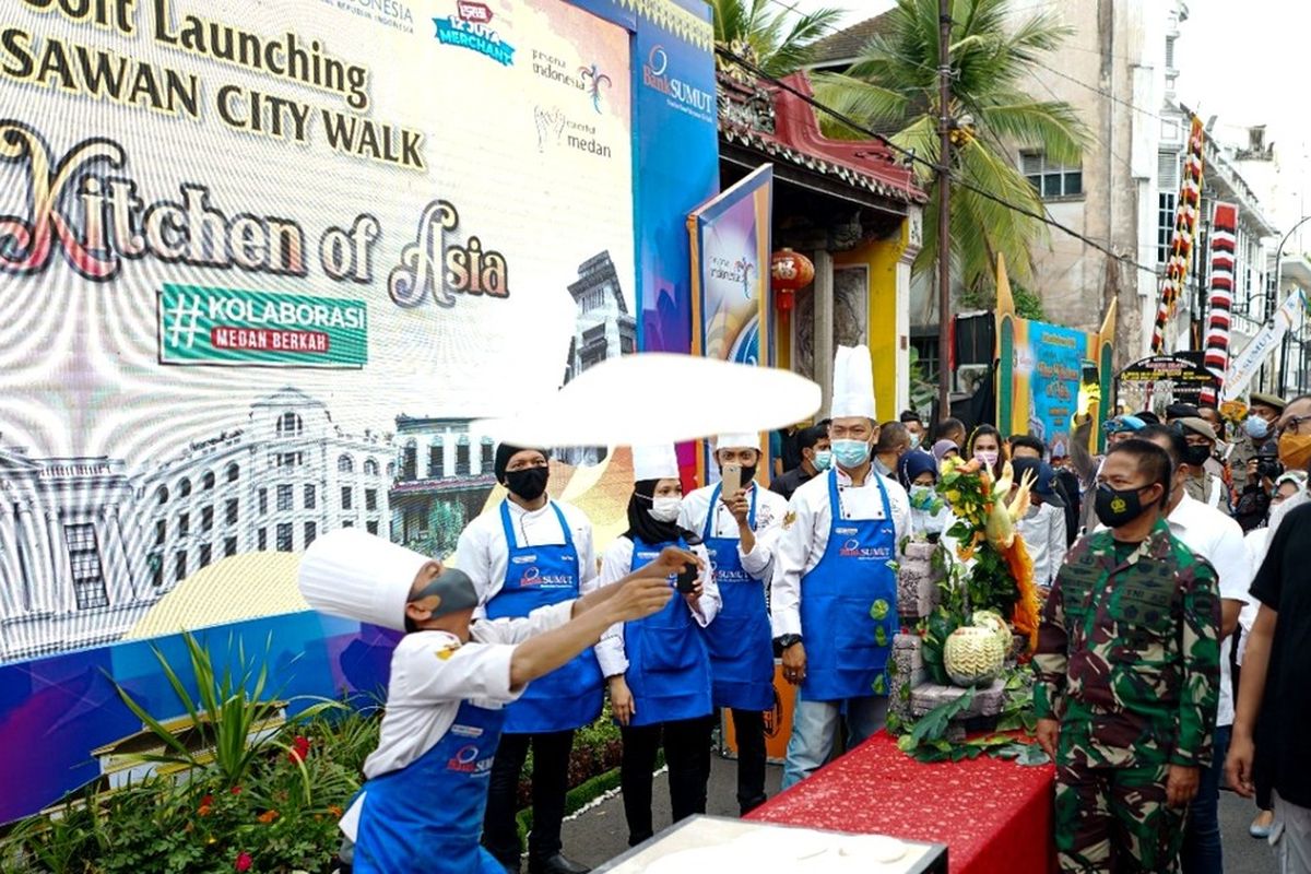 Soft launching Kesawan City Walk (KCW) oleh Wali Kota Medan Muhammad Bobby Afif Nasution beberapa waktu lalu. Pengunjung diajak menikmati aneka kuliner sambil mengamati gedung-gedung tua yang berdiri di kawasan Kesawan