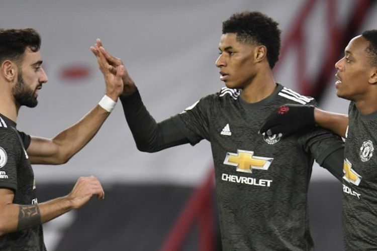 Penyerang Man United (tengah) merayakan gol ke gawang Sheffield United pada laga lanjutan pekan ke-13 Liga Inggris di Stadion Bramall Lane, Jumat (18/12/2020) dini hari WIB.