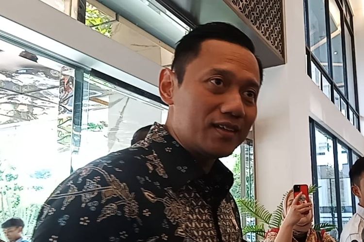 Menteri ATR/Kepala BPN Agus Harimurti Yudhoyono (AHY) menemui Menko Perekonomian Airlangga Hartanto di Kantor Kemenko Perekonomian, Jakarta, Senin (26/2/2024).